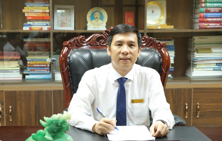 PGS.TS Lê Hoằng Bá Huyền giữ chức Hiệu trưởng Trường đại học Hồng Đức sau sáp nhập - Ảnh 1.