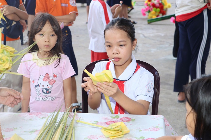 Trải nghiệm làng nghề truyền thống và trò chơi dân gian cho thiếu nhi tại TP . HCM - Ảnh 4.