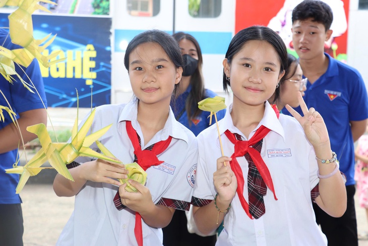 Trải nghiệm làng nghề truyền thống và trò chơi dân gian cho thiếu nhi tại TP . HCM - Ảnh 5.