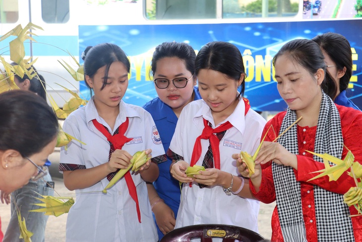 Trải nghiệm làng nghề truyền thống và trò chơi dân gian cho thiếu nhi tại TP . HCM - Ảnh 3.