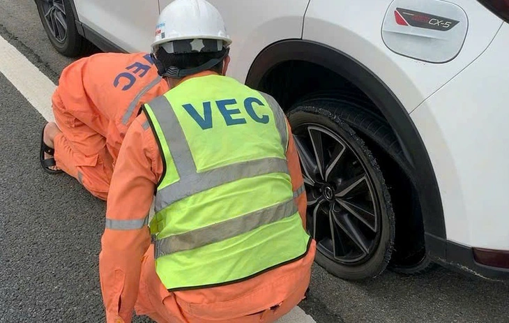 Sáng 'nhặt đinh' tối vá lốp trên cao tốc vì mảnh sắt nhọn rơi khắp mặt đường - Ảnh 4.