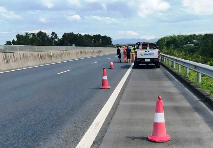 Sáng 'nhặt đinh' tối vá lốp trên cao tốc vì mảnh sắt nhọn rơi khắp mặt đường - Ảnh 5.