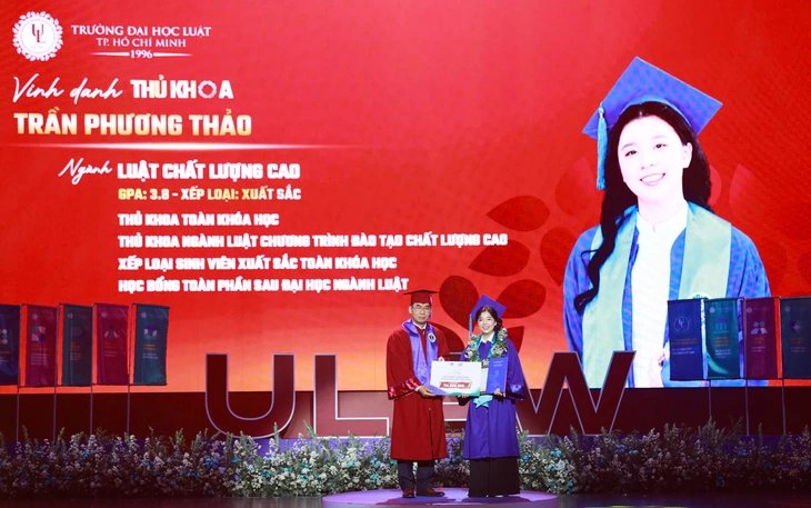 Trường ĐH Luật TP.HCM lần đầu tổ chức lễ vinh danh tân khoa, thay cho lễ tốt nghiệp - Ảnh 2.