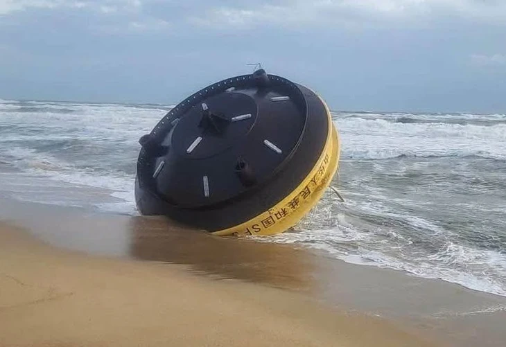 Tìm chủ sở hữu vật thể khổng lồ có chữ 'CHINA BUOY SF303' trôi dạt vào bờ biển Quảng Ngãi - Ảnh 2.