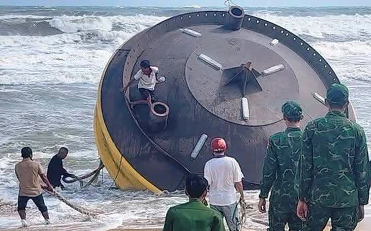 Vẫn chưa có ai nhận phao hàng hải khổng lồ có chữ 'CHINA BUOY' dạt vào bờ biển - Ảnh 2.
