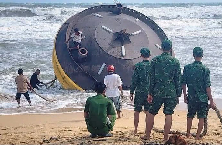 Tìm chủ sở hữu vật thể khổng lồ có chữ 'CHINA BUOY SF303' trôi dạt vào bờ biển Quảng Ngãi - Ảnh 1.