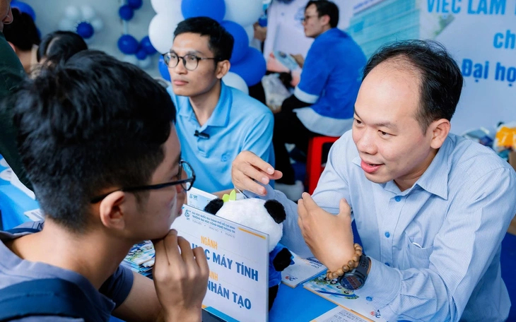 Trường ĐH Luật TP.HCM lần đầu tổ chức lễ vinh danh tân khoa, thay cho lễ tốt nghiệp - Ảnh 4.
