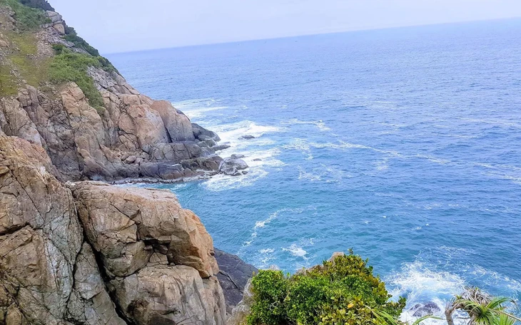 Sóng cuốn 4 người xuống biển khi chụp ảnh ở Mũi Nghê, Sơn Trà: Một cô gái được tàu hải quân cứu sống - Ảnh 7.