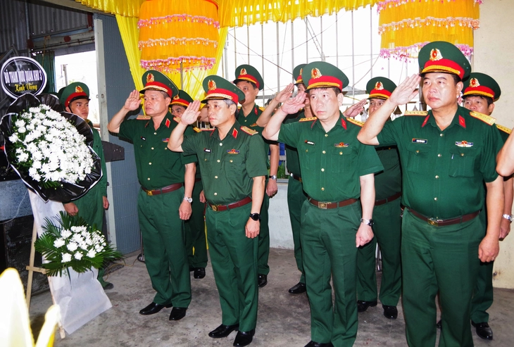 Quân khu 3 trao tặng Huân chương Bảo vệ Tổ quốc hạng ba cho trung sĩ Cao Tuấn Anh - Ảnh 2.