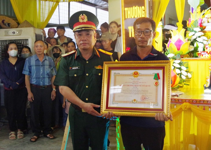 Quân khu 3 trao tặng Huân chương Bảo vệ Tổ quốc hạng ba cho trung sĩ Cao Tuấn Anh - Ảnh 1.