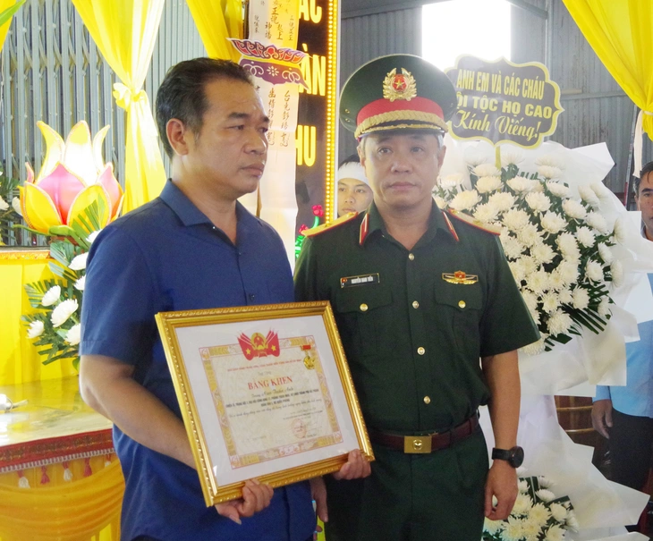 Quân khu 3 trao tặng Huân chương Bảo vệ Tổ quốc hạng ba cho trung sĩ Cao Tuấn Anh - Ảnh 3.