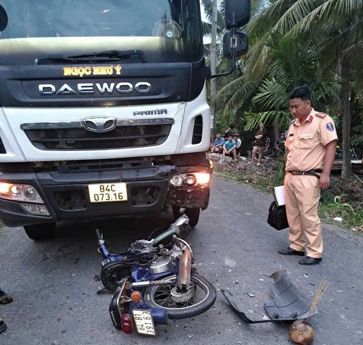 Vì sao gần 2 năm khiếu nại, công an mới khởi tố tài xế trong vụ tai nạn khiến cụ ông tử vong ở Vĩnh Long? - Ảnh 2.