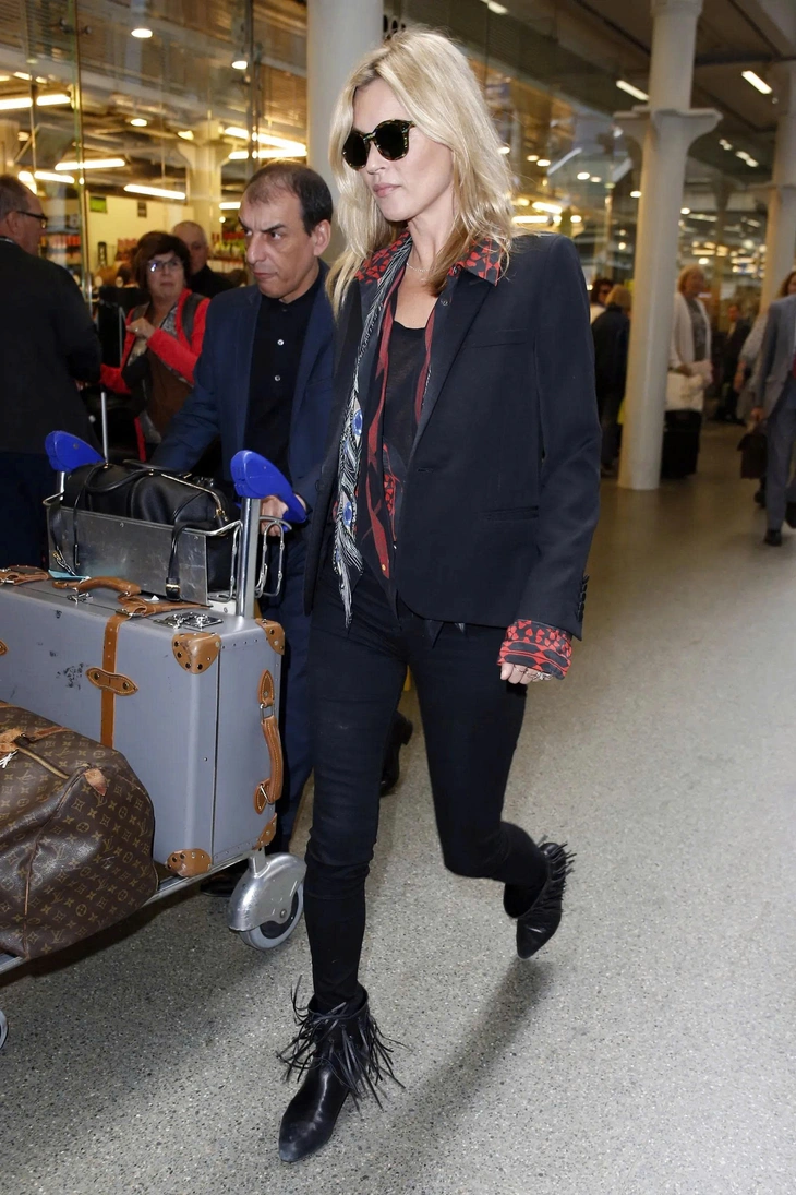 Những bộ cánh sân bay của Kate Moss là “masterclass” về phong cách—6 gợi ý cho mọi chuyến đi - Ảnh 7.