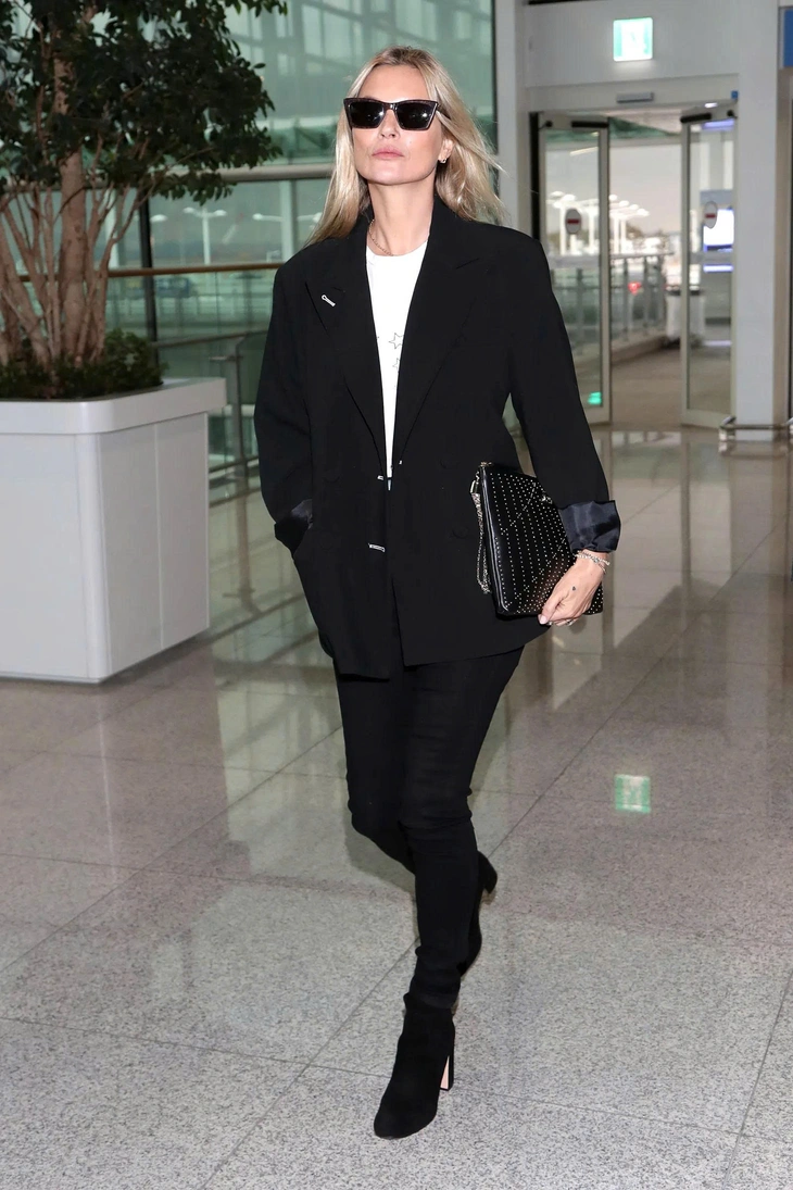 Những bộ cánh sân bay của Kate Moss là “masterclass” về phong cách—6 gợi ý cho mọi chuyến đi - Ảnh 6.