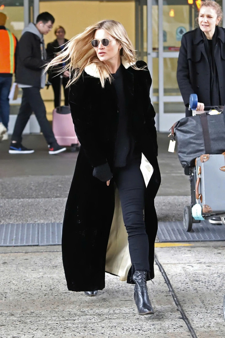 Những bộ cánh sân bay của Kate Moss là “masterclass” về phong cách—6 gợi ý cho mọi chuyến đi - Ảnh 5.