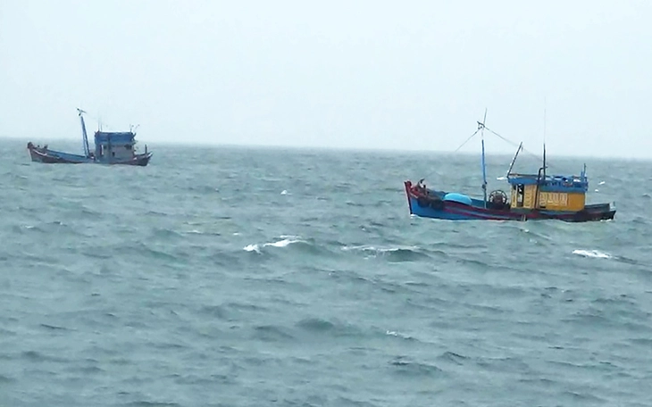 Tàu cá phá nước chìm giữa biển, cứu sống 12 ngư dân - Ảnh 2.