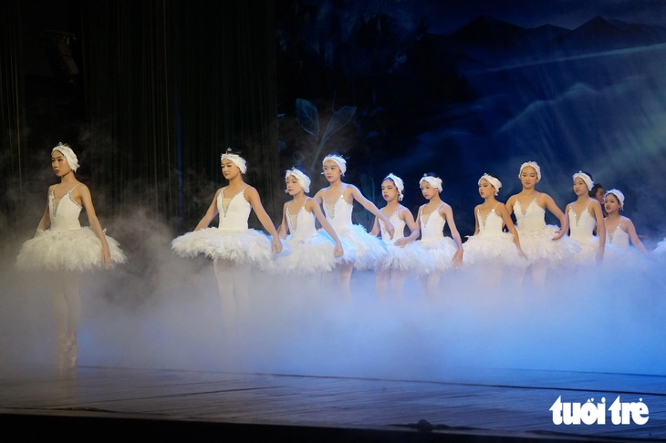 Thú vị xem thiếu nhi diễn cùng người lớn vở ballet ‘Hồ thiên nga’ - Ảnh 1.