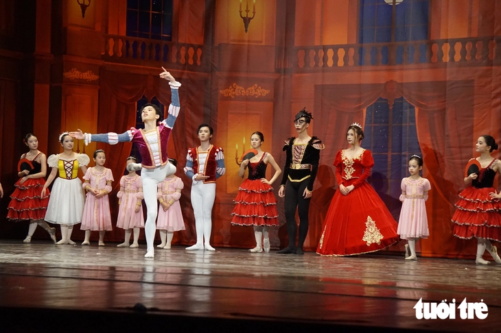 Thú vị xem thiếu nhi diễn cùng người lớn vở ballet ‘Hồ thiên nga’ - Ảnh 4.