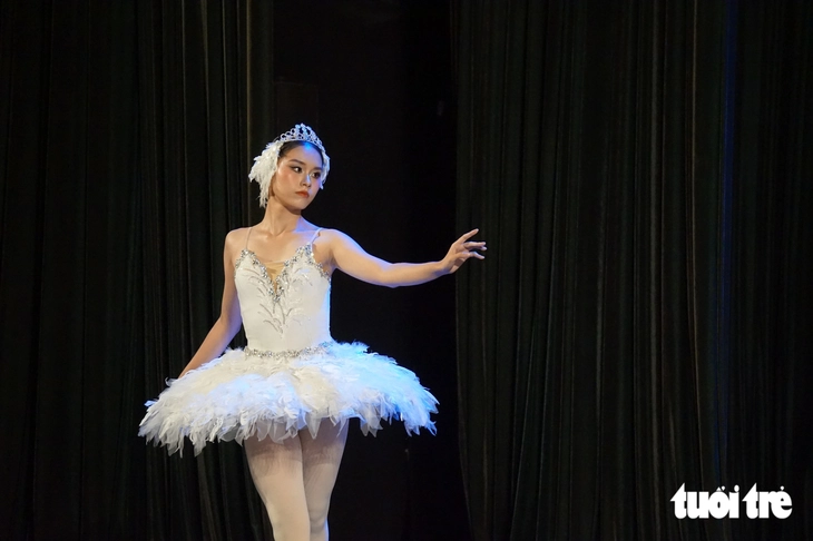 Thú vị xem thiếu nhi diễn cùng người lớn vở ballet ‘Hồ thiên nga’ - Ảnh 5.