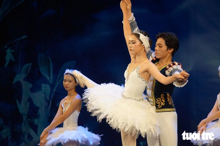Thú vị xem thiếu nhi diễn cùng người lớn vở ballet ‘Hồ thiên nga’ - Ảnh 6.