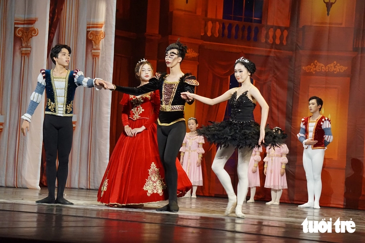 Thú vị xem thiếu nhi diễn cùng người lớn vở ballet ‘Hồ thiên nga’ - Ảnh 7.