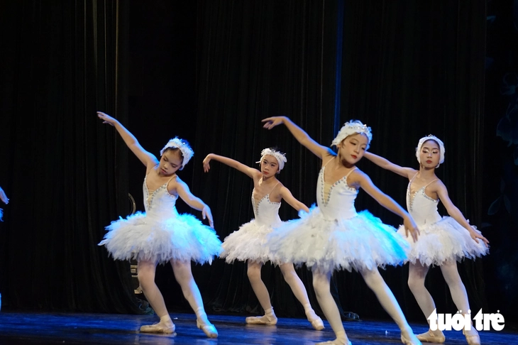 Thú vị xem thiếu nhi diễn cùng người lớn vở ballet ‘Hồ thiên nga’ - Ảnh 8.