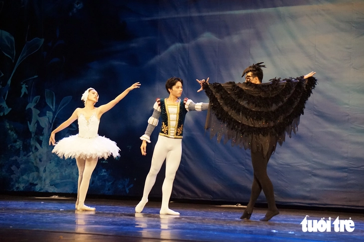 Thú vị xem thiếu nhi diễn cùng người lớn vở ballet ‘Hồ thiên nga’ - Ảnh 2.