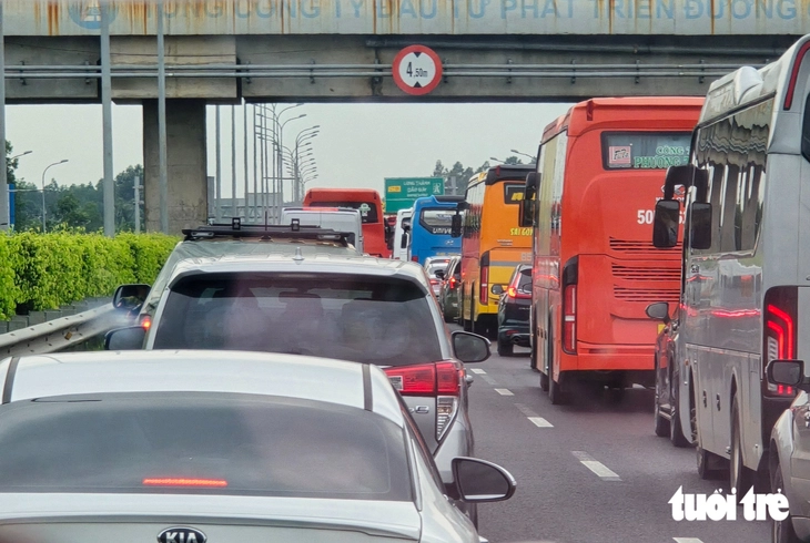 Cao tốc TP.HCM - Long Thành - Dầu Giây lại kẹt xe cuối tuần, cảnh sát giao thông lưu ý gì? - Ảnh 1.