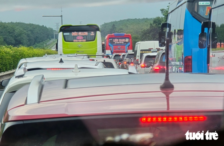 Cao tốc TP.HCM - Long Thành - Dầu Giây lại kẹt xe cuối tuần, cảnh sát giao thông lưu ý gì? - Ảnh 3.