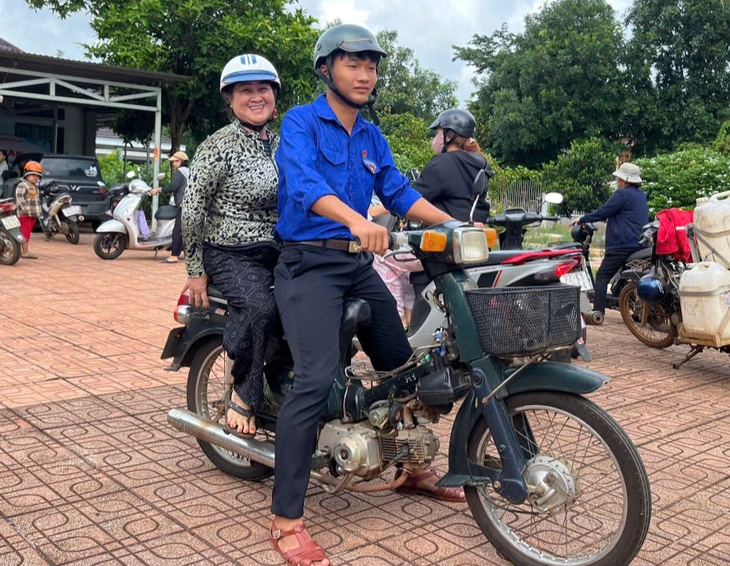 Những 'shipper áo xanh' đưa bà con đi khám sức khỏe miễn phí - Ảnh 1.