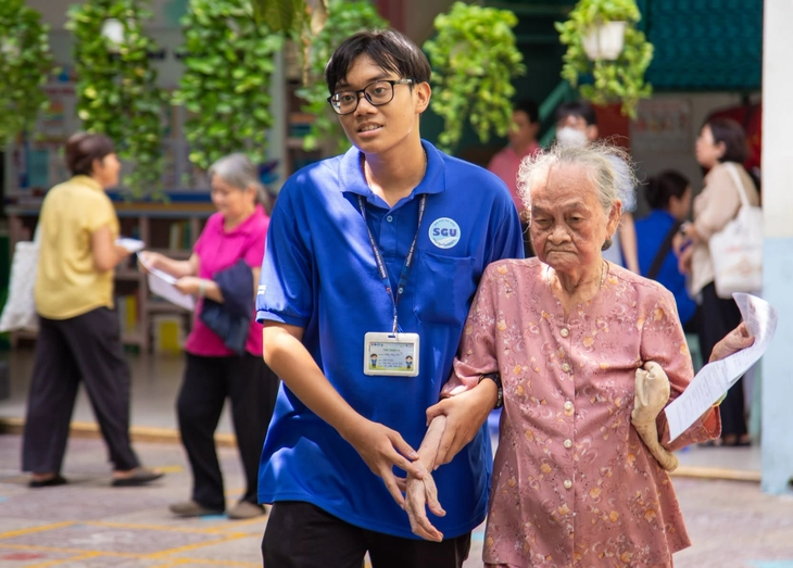 Những 'shipper áo xanh' đưa bà con đi khám sức khỏe miễn phí - Ảnh 3.