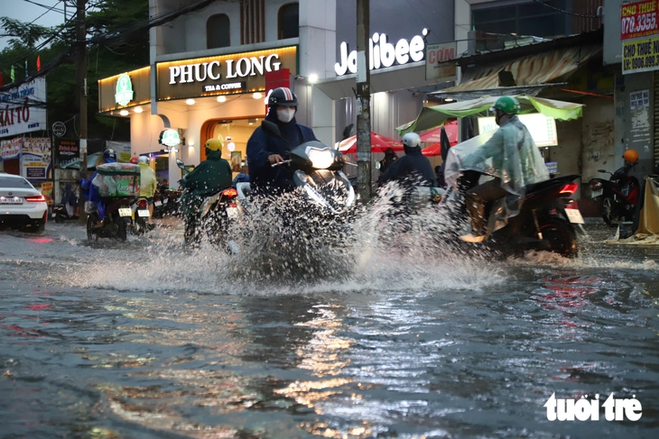 TP.HCM mưa dông chiều cuối tuần, khu Gò Vấp cũ ngập nhẹ - Ảnh 1.