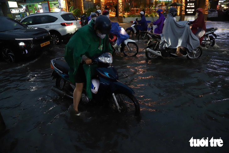 TP.HCM mưa dông chiều cuối tuần, khu Gò Vấp cũ ngập nhẹ - Ảnh 2.