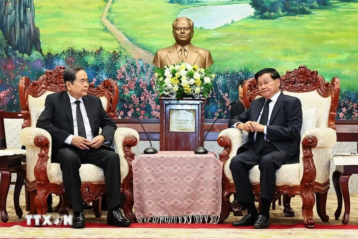 Chủ tịch Quốc hội Trần Thanh Mẫn viếng ông Saysomphone Phomvihane tại Lào - Ảnh 6.
