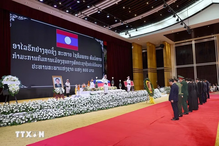 Chủ tịch Quốc hội Trần Thanh Mẫn viếng ông Saysomphone Phomvihane tại Lào - Ảnh 3.