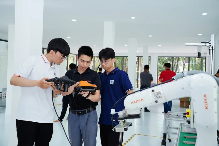Điểm chuẩn Đại học Đà Nẵng cao nhất 27,1 điểm, nhiều ngành từ 26 điểm - Ảnh 1.
