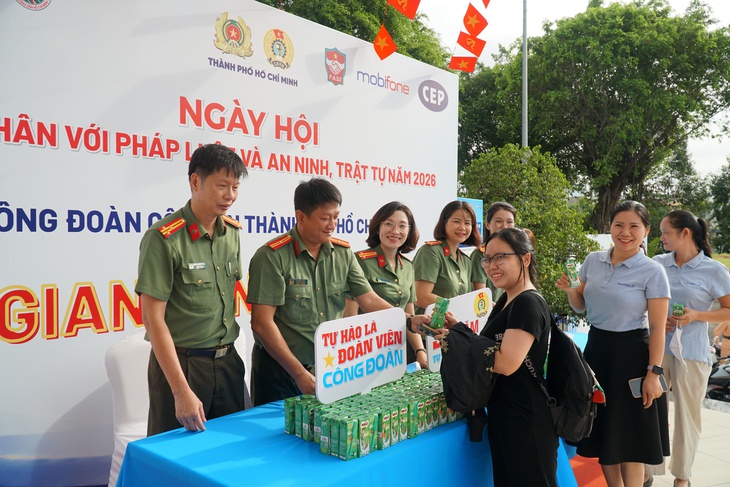 Hơn 1.000 công nhân ở TP.HCM được trang bị kỹ năng nhận diện cạm bẫy ma túy, lừa đảo - Ảnh 1.