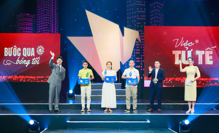 Việc tử tế tháng 8: Bóng tối không che nổi ánh sáng bên trong, khát vọng cống hiến và làm việc tốt cho đời - Ảnh 1.