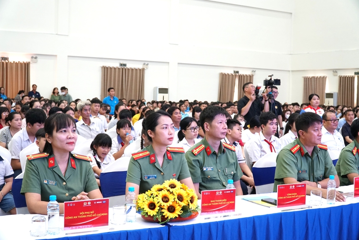Hơn 1.000 công nhân ở TP.HCM được trang bị kỹ năng nhận diện cạm bẫy ma túy, lừa đảo - Ảnh 3.