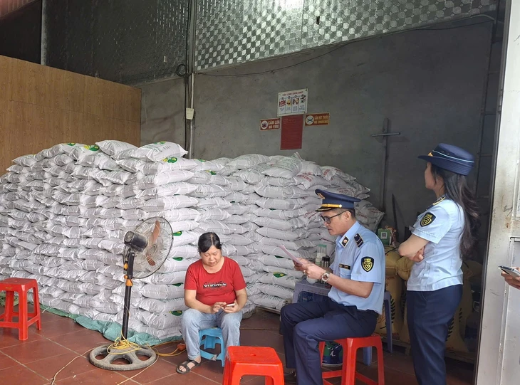 Khởi tố giám đốc công ty và chủ cửa hàng bá gạo 'nhái' Séng Cù Mường Khương - Ảnh 2.