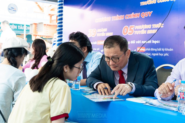 Thí sinh đăng ký ‘khủng’, điểm chuẩn nhiều ngành Trường ĐH Công Thương TP.HCM vẫn giảm 2-3 điểm - Ảnh 1.