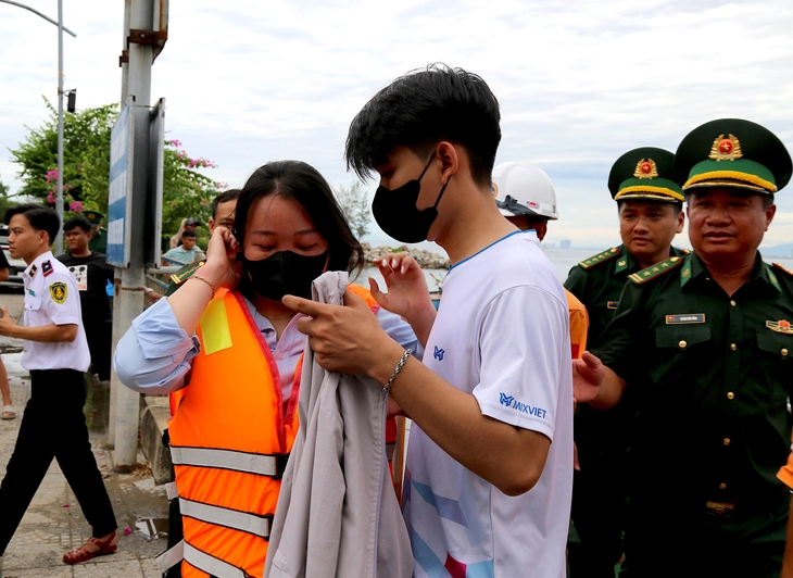 Cô gái sống sót 8 tiếng dù không biết bơi ở Đà Nẵng: 'Được các chú tìm thấy tôi như tái sinh' - Ảnh 5.
