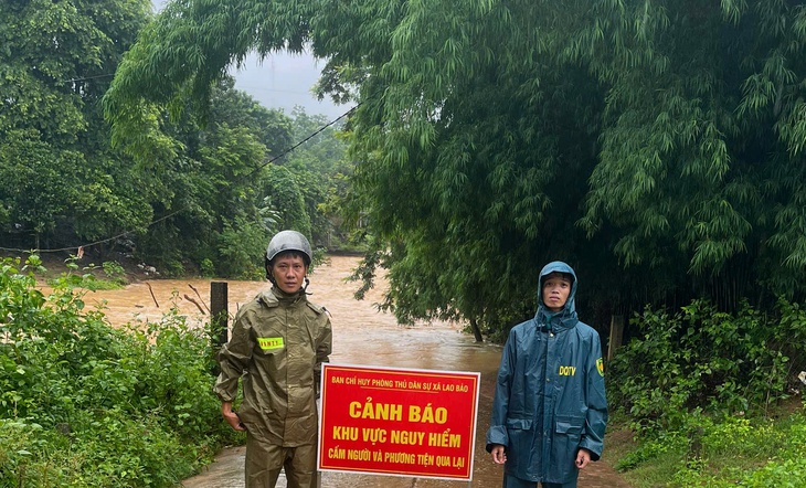  Mưa lớn vùng biên giới Quảng Trị, nhiều ngầm tràn ngập phải cấm người qua lại - Ảnh 1.