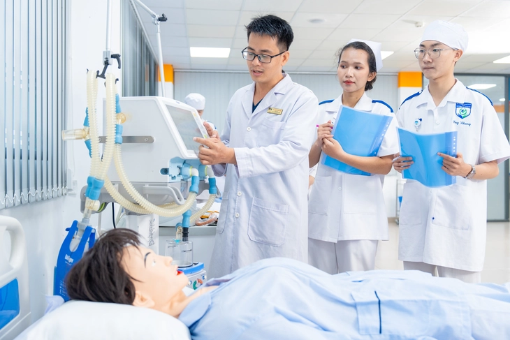 Trường đai học Công nghệ TP.HCM: Điểm chuẩn ngành y khoa cao nhất 23 - Ảnh 2.
