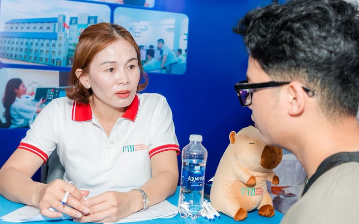 Điểm chuẩn Trường ĐH Kinh tế - Luật 6 ngành từ 85 điểm trở lên, nhiều kỷ lục được tạo lập - Ảnh 2.