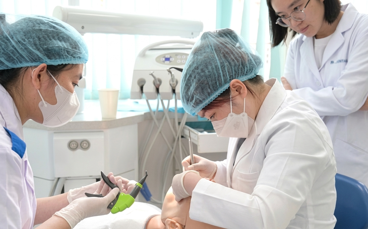 Thí sinh đăng ký ‘khủng’, điểm chuẩn nhiều ngành Trường ĐH Công Thương TP.HCM vẫn giảm 2-3 điểm - Ảnh 5.