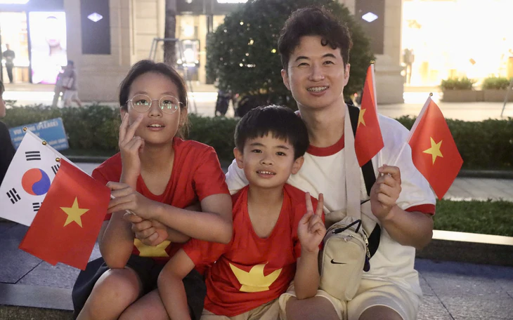 Trời đẹp, bạn trẻ Đà Nẵng ùn ùn ra biển, chợ đêm chơi lễ Quốc khánh  - Ảnh 5.