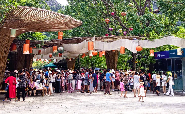 Gần nửa triệu khách du lịch đổ về Ninh Bình trong 3 ngày đầu nghỉ lễ 2-9 - Ảnh 1.