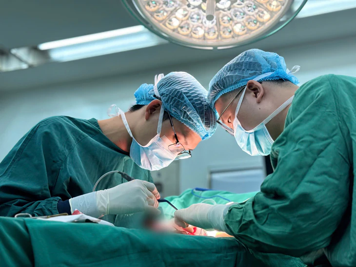 Hai lần đặt túi ngực, người phụ nữ nhiễm vi khuẩn hiếm gặp - Ảnh 1.