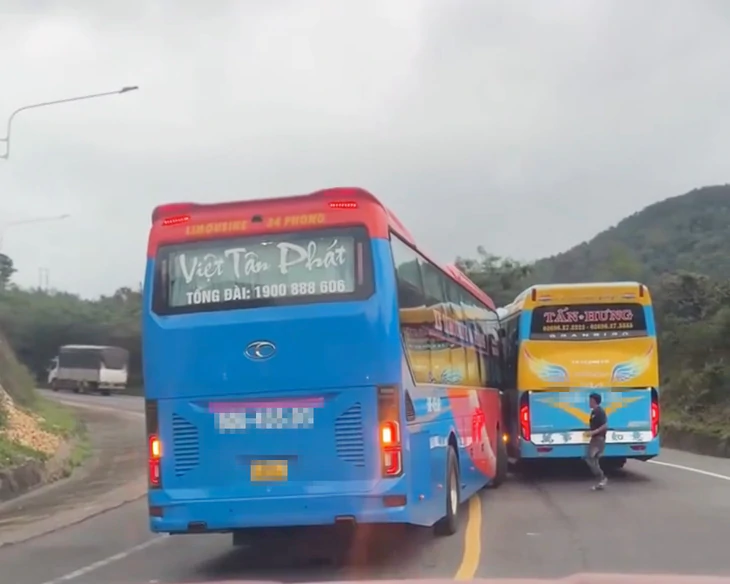 Xe giường nằm Việt Tân Phát vừa lật chết 4 người, trên mạng lại có clip vượt ẩu trên đèo, va chạm xe khác - Ảnh 1.